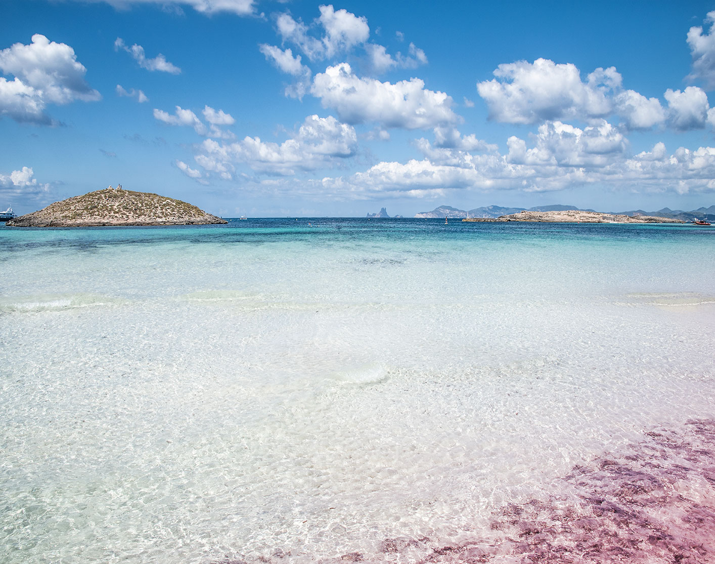 Platja de les Illetes and Illa de Tramuntana with white dans pink sand and transparent water, Formentera, Spain, (Nos Dren).