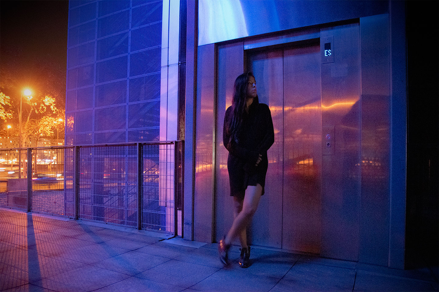 Night photography with an asian naked model under blue neon light, in Paris (Nos Dren).