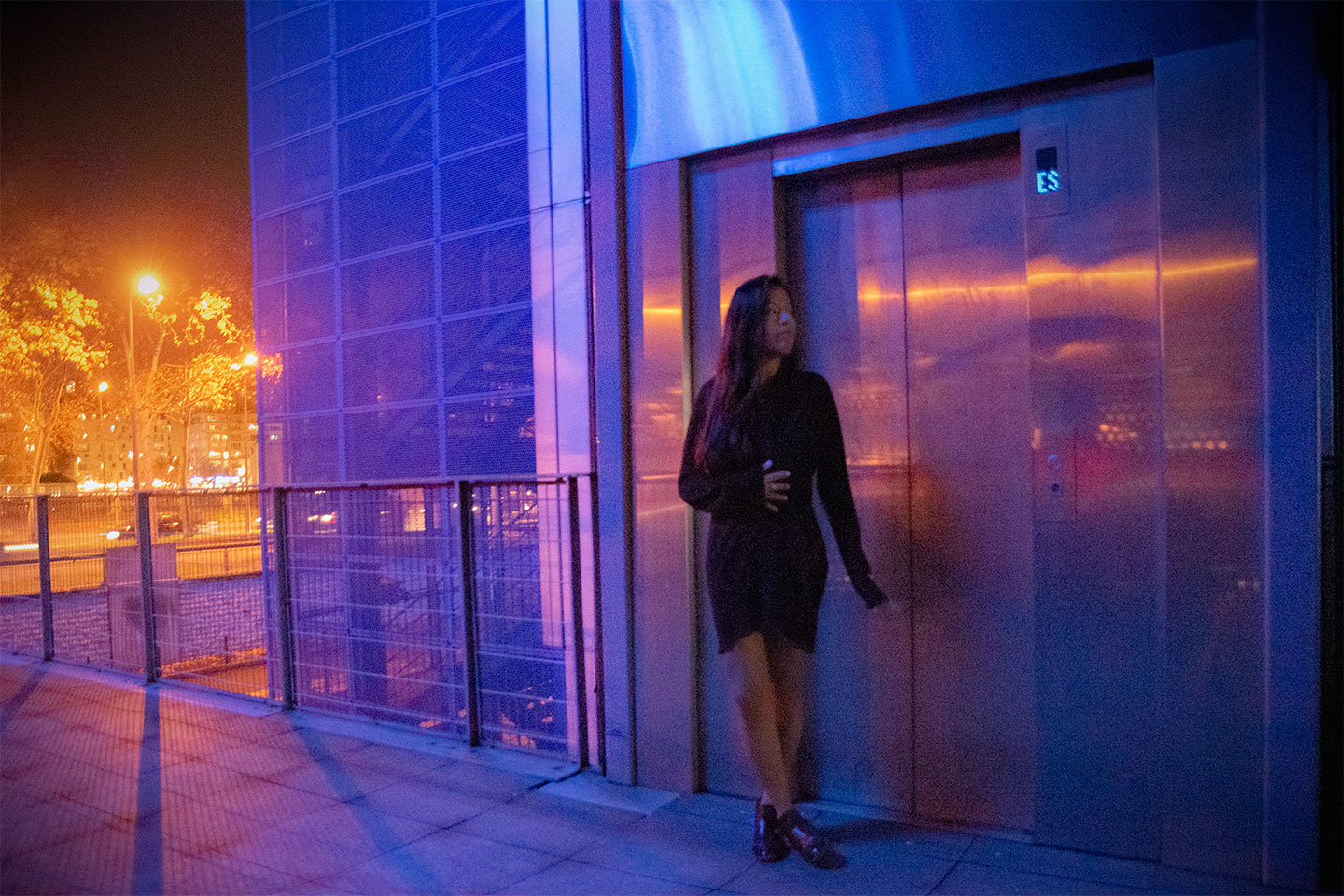 Night photography with an asian naked model under blue neon light, in Paris (Nos Dren).