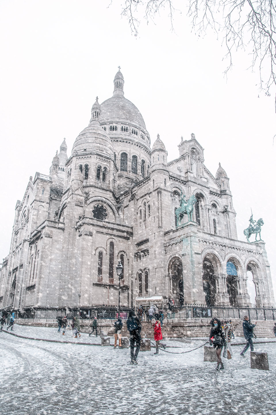 The Basilica of the Sacré Coeur of Montmartre under snow, Montmartre district, Paris, France 2021 (Nos Dren).