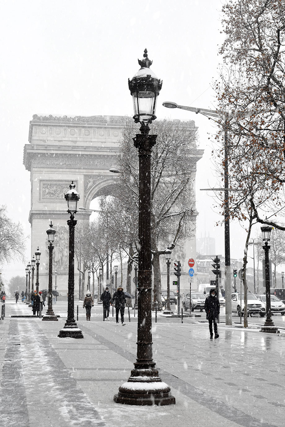 Avenue des Champs-Elysees and the Triumphal Arc under snowfall, Paris, France 2021 (Nos Dren).