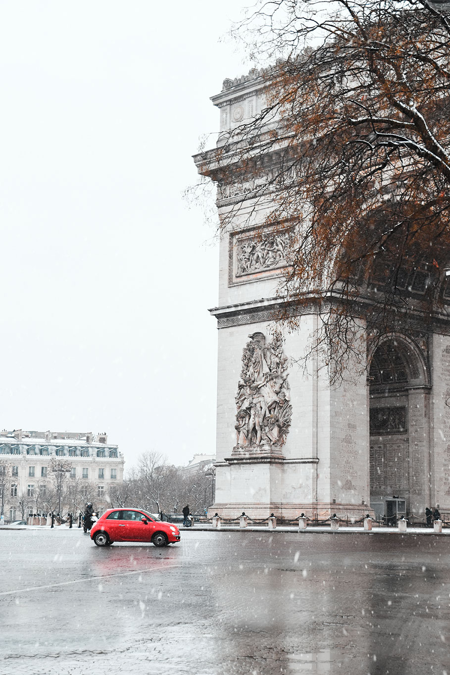 Arc de Tromphe at Place Charles de Gaulle Etoile under snowfall, Paris, France 2021 (Nos Dren).