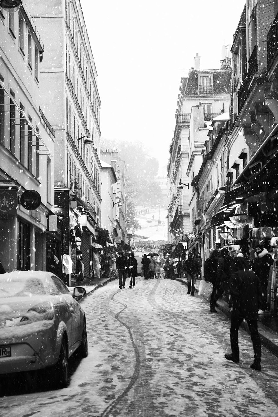Paris under snowfall, rue de Steinkerque, Montmartre district, Paris, France 2021 (Nos Dren).