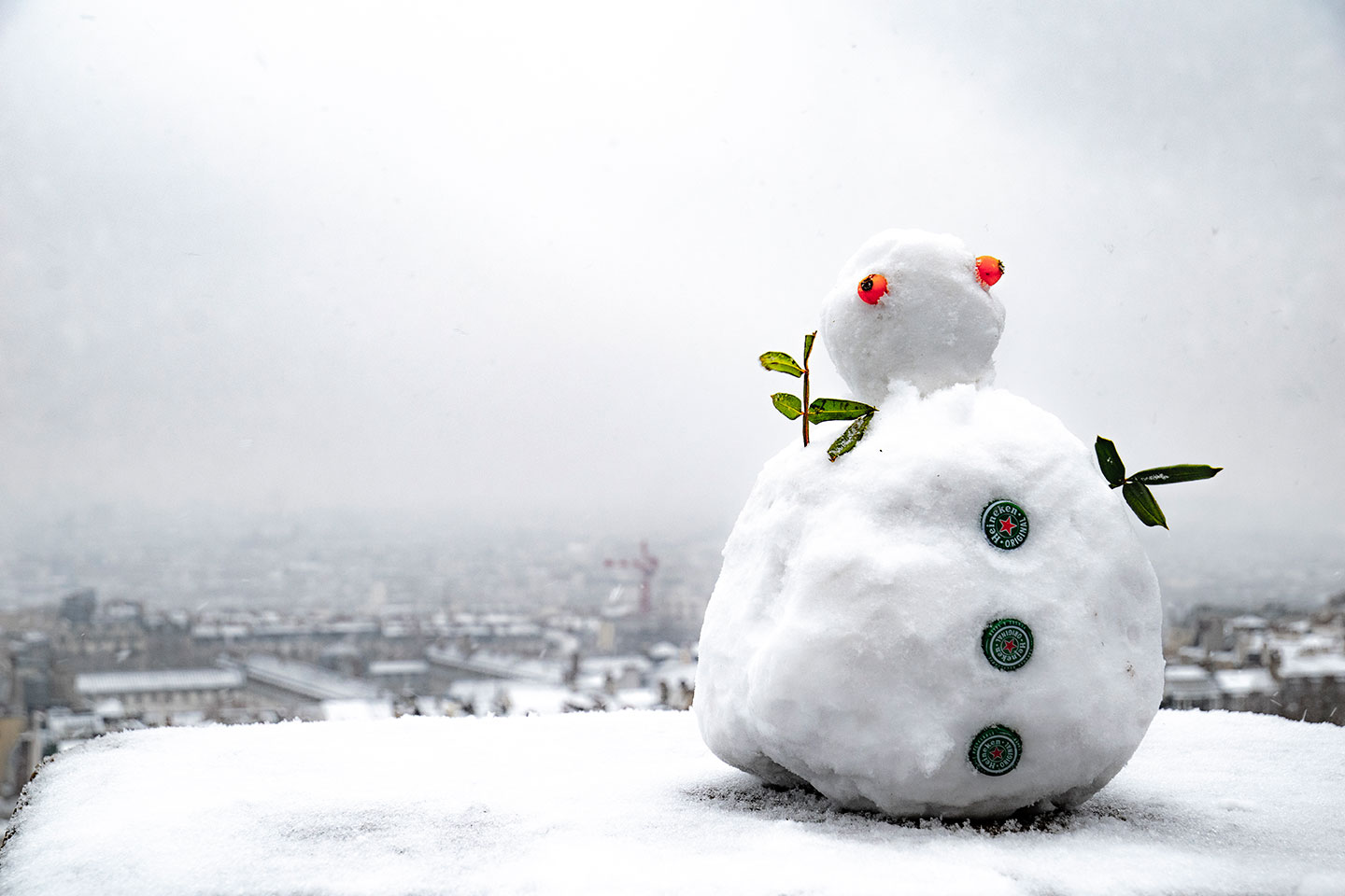 Little snowman at the Basilic of the Sacré Coeur of Montmartre, Paris, France 2021 (Nos Dren).
