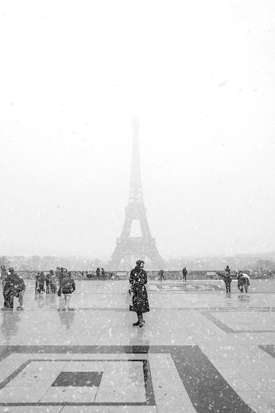 The Eiffel Tower under snowfall, Place du Trocadéro, Paris, France 2021 (Nos Dren).
