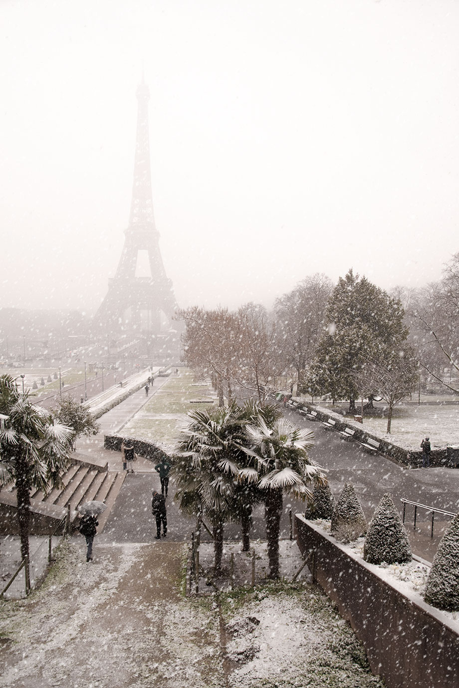 The Eiffel Tower under snowfall, Place du Trocadéro, Paris, France 2021 (Nos Dren).