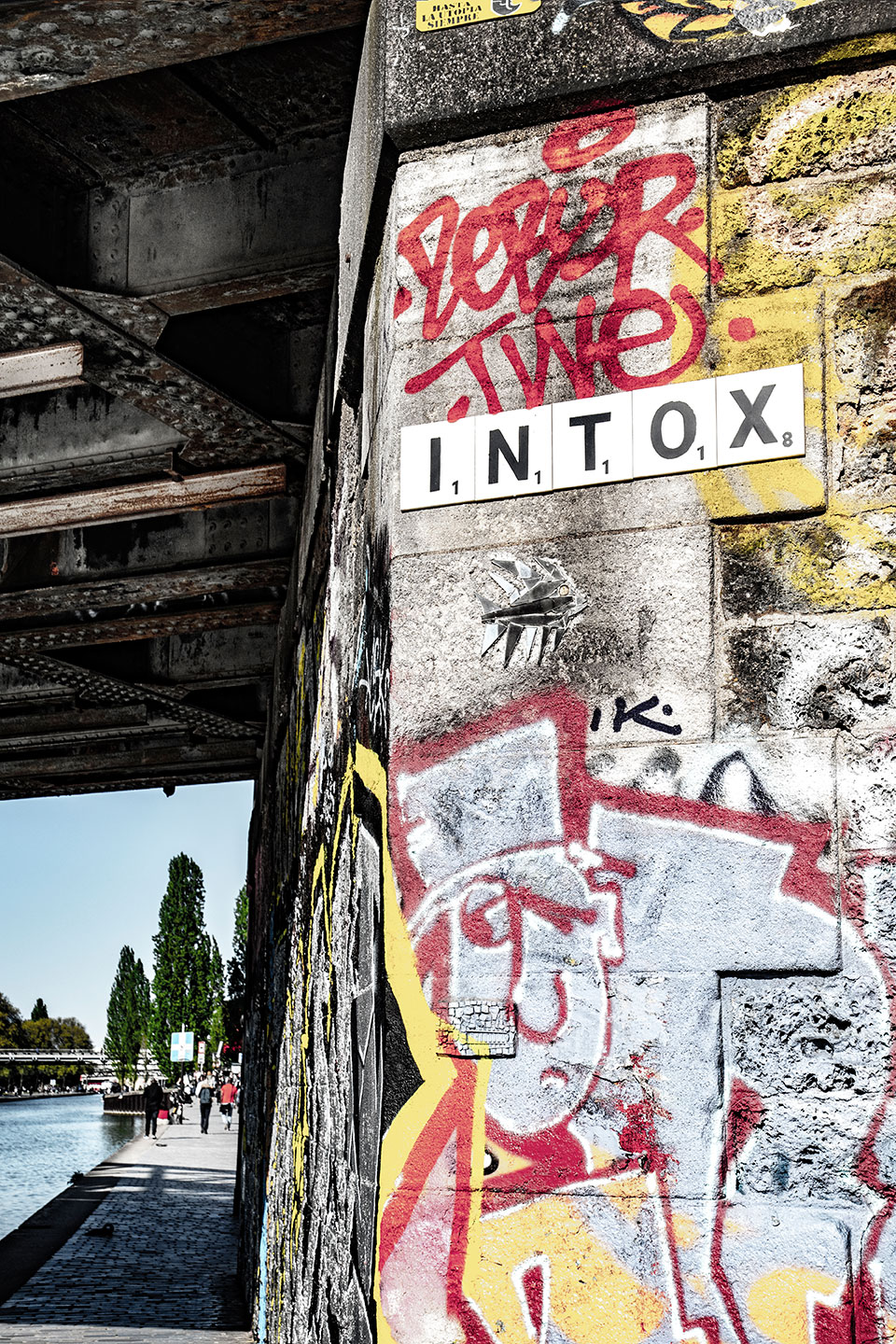 Intox street art grafitti, Paris, France, 2021 (Nos Dren).