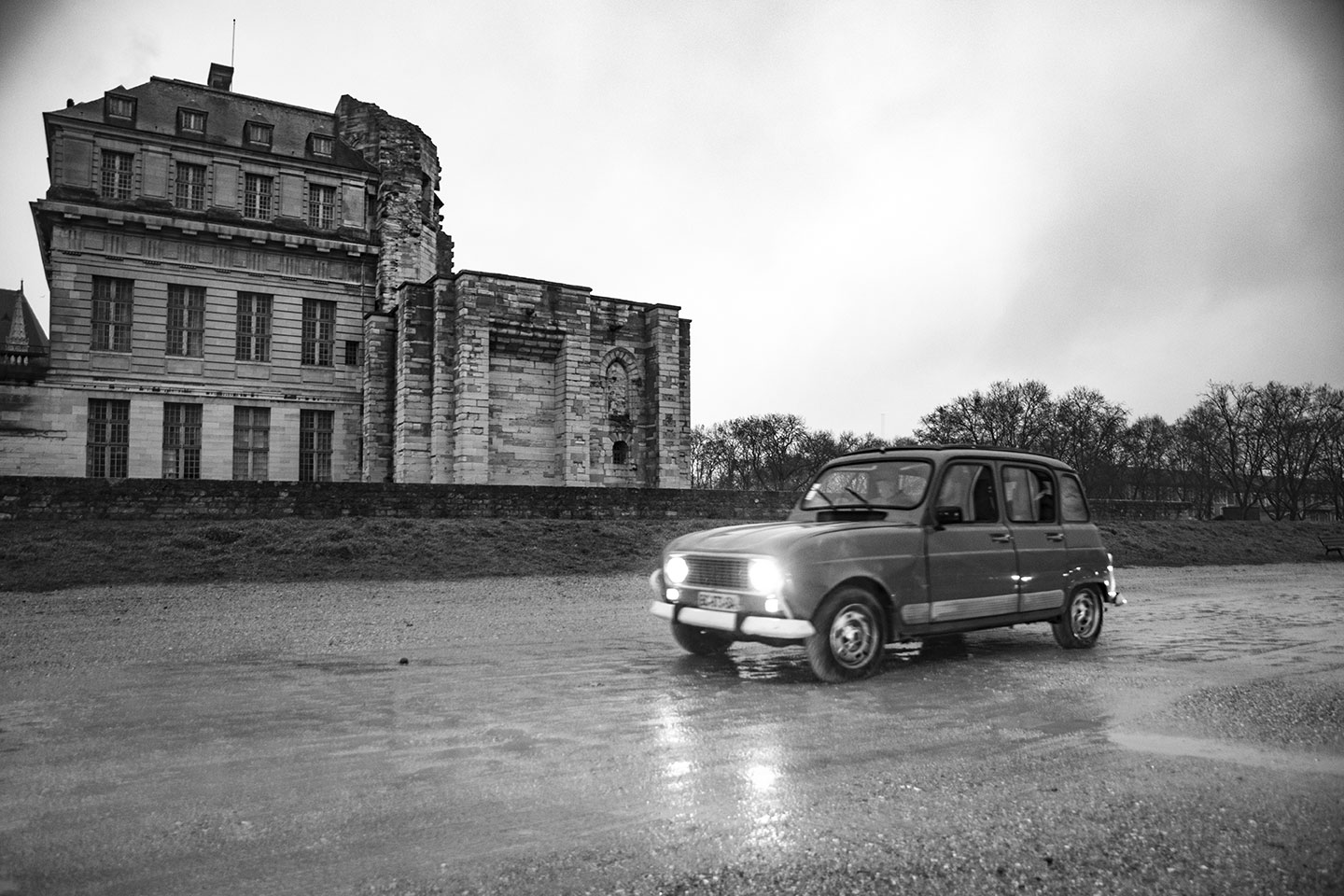 21st Crossing of Paris in Vintage Vehicles, old cars and bikes, January 31, 2021, France, (Nos Dren).