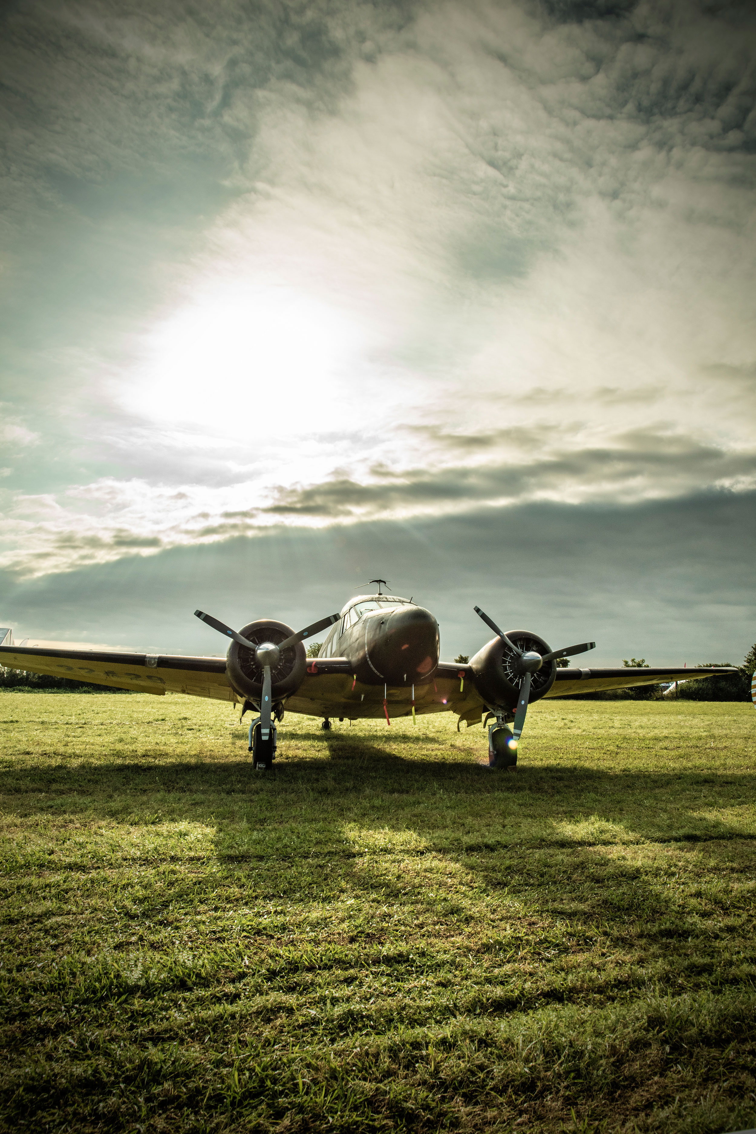 Beechcraft Model 18, Operator: Classic Formation, Pilots: HERZOG Hans Joerg & GAMMETER Niklaus (Nik) - KISSLING Benedikt (Beni) & KISSLING Manuel - MATHYS Hugo & MISTELI Nicolas (Nicu) - MUELLER Philip (Phile), Air Legend 2021, Nos Dren