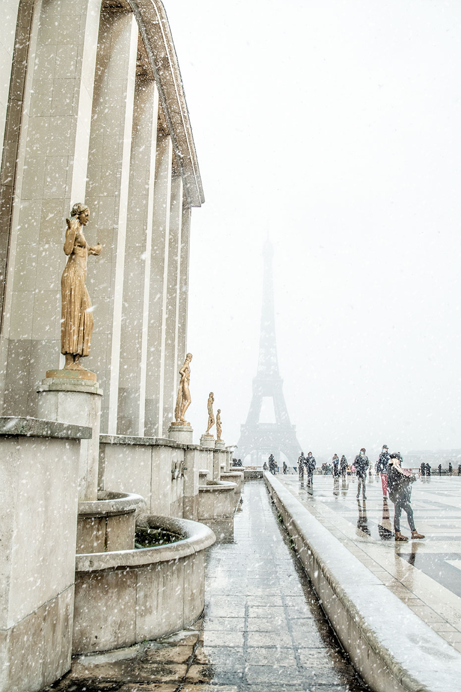 The Eiffel Tower under snowfall, Place du Trocadéro, Paris, France 2021 (Nos Dren).