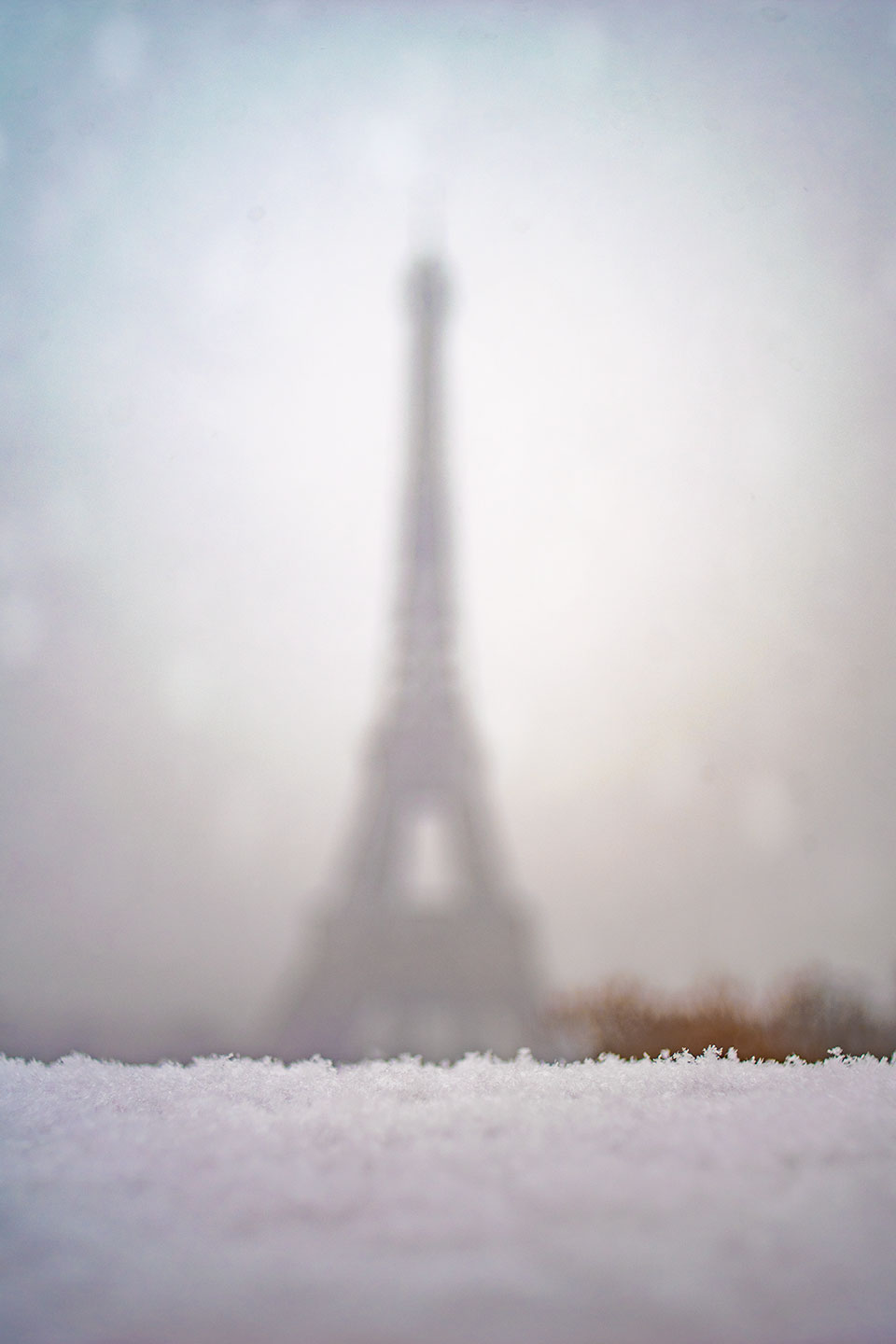 The Eiffel Tower under snowfall, Place du Trocadéro, Paris, France 2021 (Nos Dren).